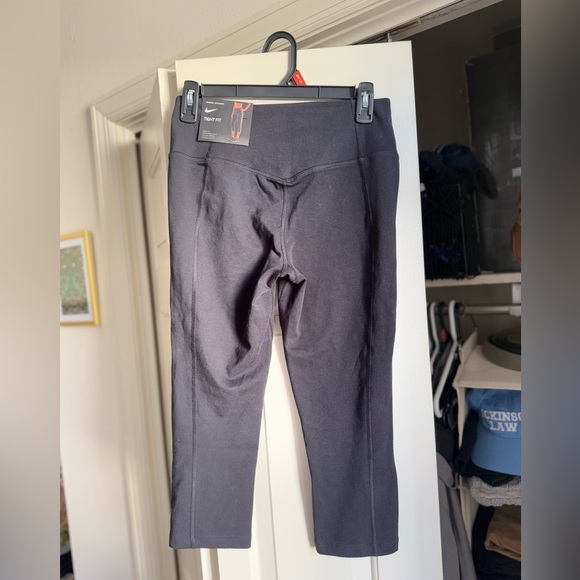 NWT Nike tight fit legging capris black small women’s - Picture 1 of 3